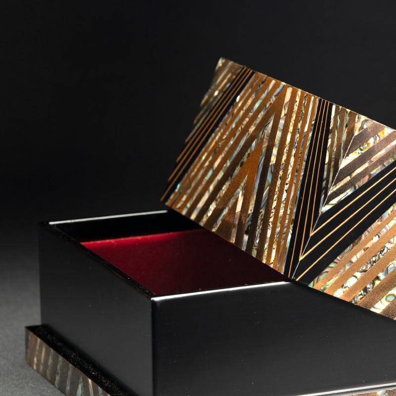 Geometric Contemporary Lacquer Box ー服部 峻昇 “耀貝飾箱 光彩”