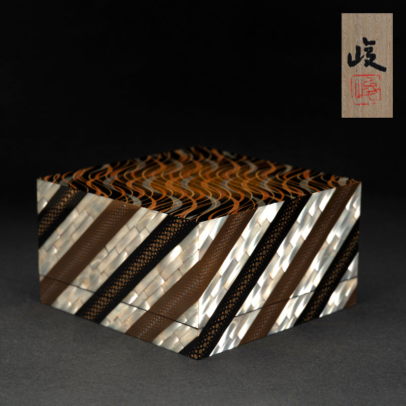 Rippling Lacquer Box ー服部 峻昇 “白耀貝飾箱 流文”