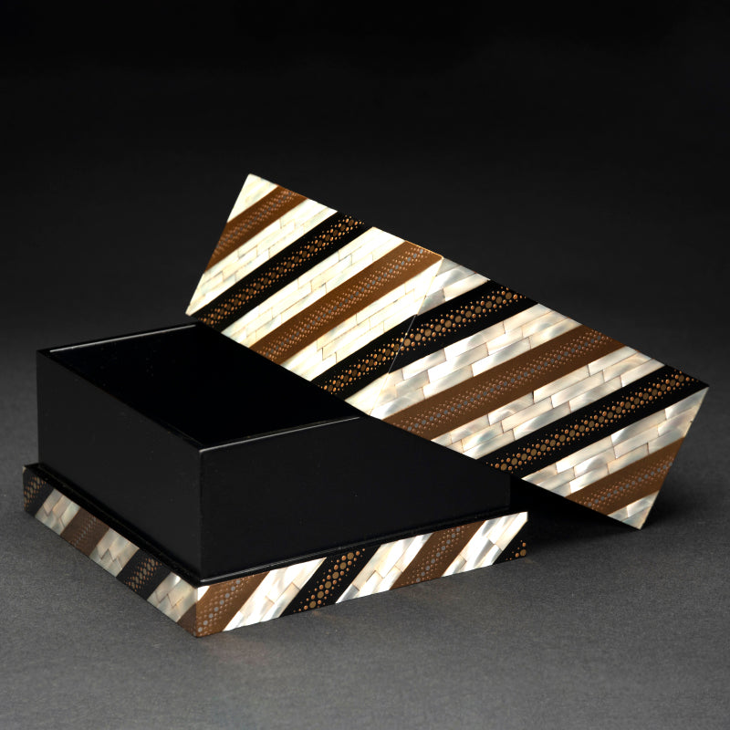 Rippling Lacquer Box ー服部 峻昇 “白耀貝飾箱 流文”