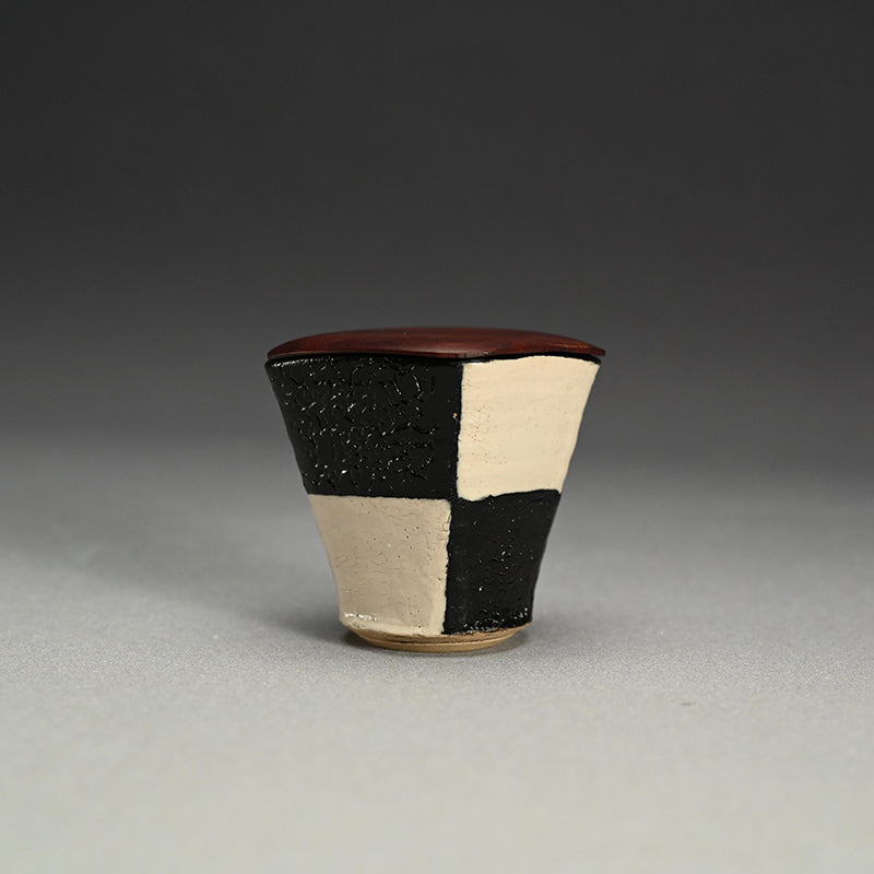 Kuro Oribe Ichimatsu Tea Container ー利茶土 ミルグリム “黒織部菱形市松茶器”