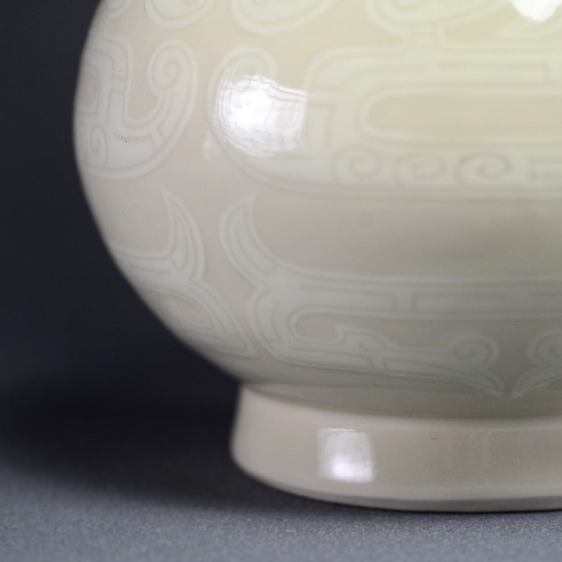 Kato Keizan Ivory Porcelain Vase ー"牙黄磁耳付彫刻花瓶"
