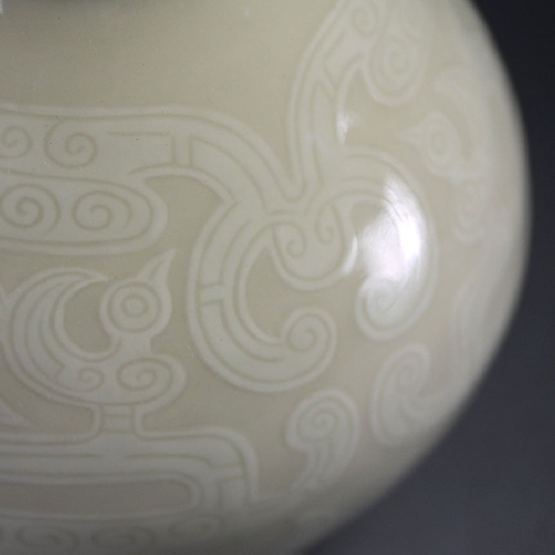 Kato Keizan Ivory Porcelain Vase ー"牙黄磁耳付彫刻花瓶"