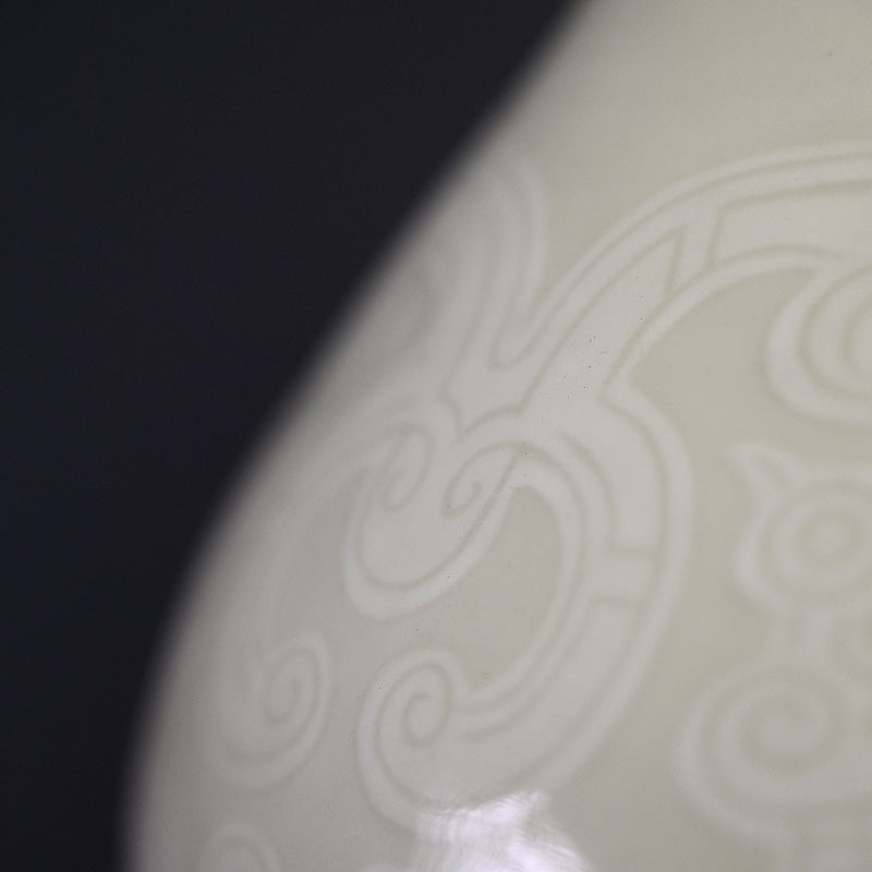 Kato Keizan Ivory Porcelain Vase ー"牙黄磁耳付彫刻花瓶"