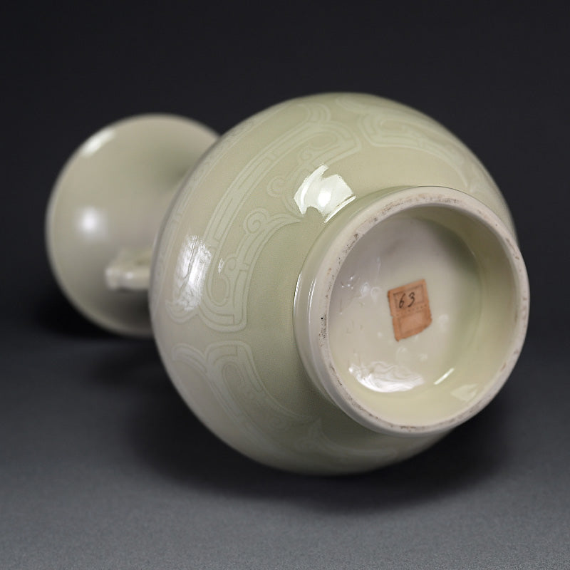 Kato Keizan Ivory Porcelain Vase ー"牙黄磁耳付彫刻花瓶"