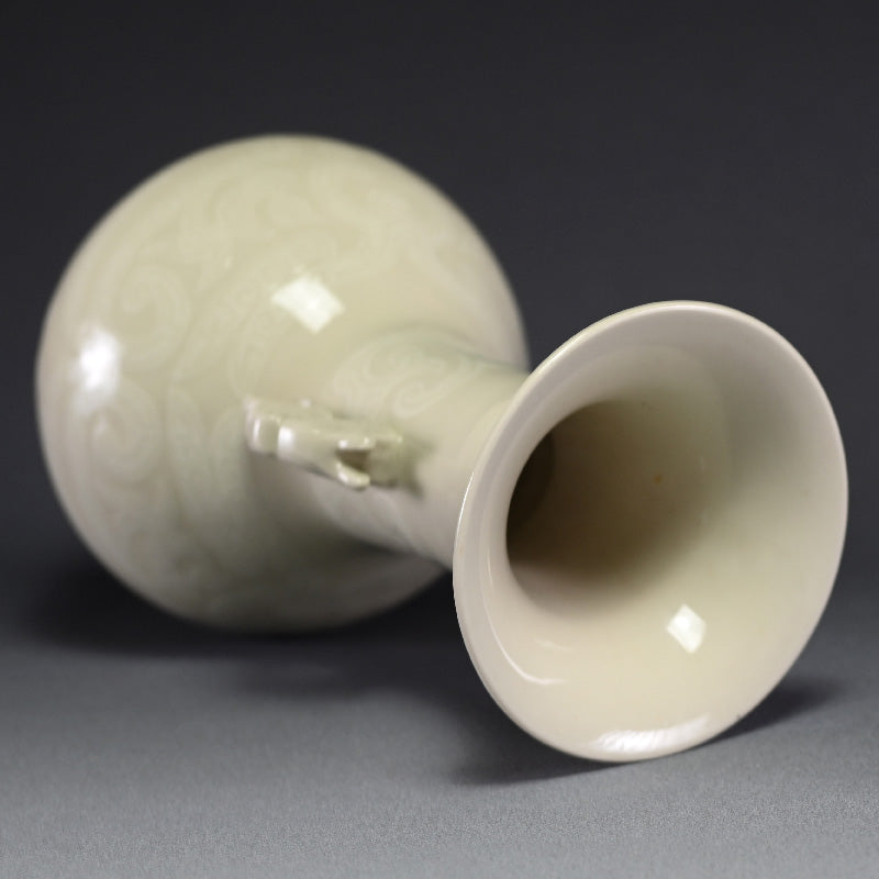 Kato Keizan Ivory Porcelain Vase ー"牙黄磁耳付彫刻花瓶"