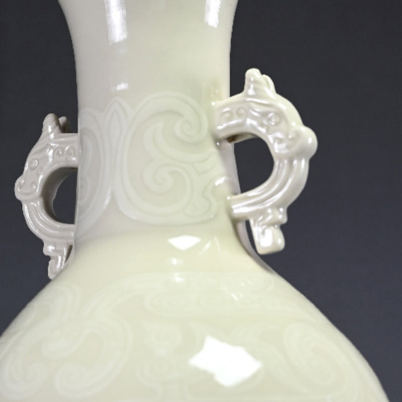 Kato Keizan Ivory Porcelain Vase ー"牙黄磁耳付彫刻花瓶"