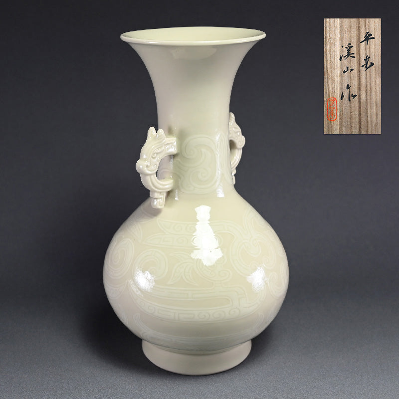 Kato Keizan Ivory Porcelain Vase ー"牙黄磁耳付彫刻花瓶"