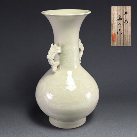 Kato Keizan Ivory Porcelain Vase ー"牙黄磁耳付彫刻花瓶"