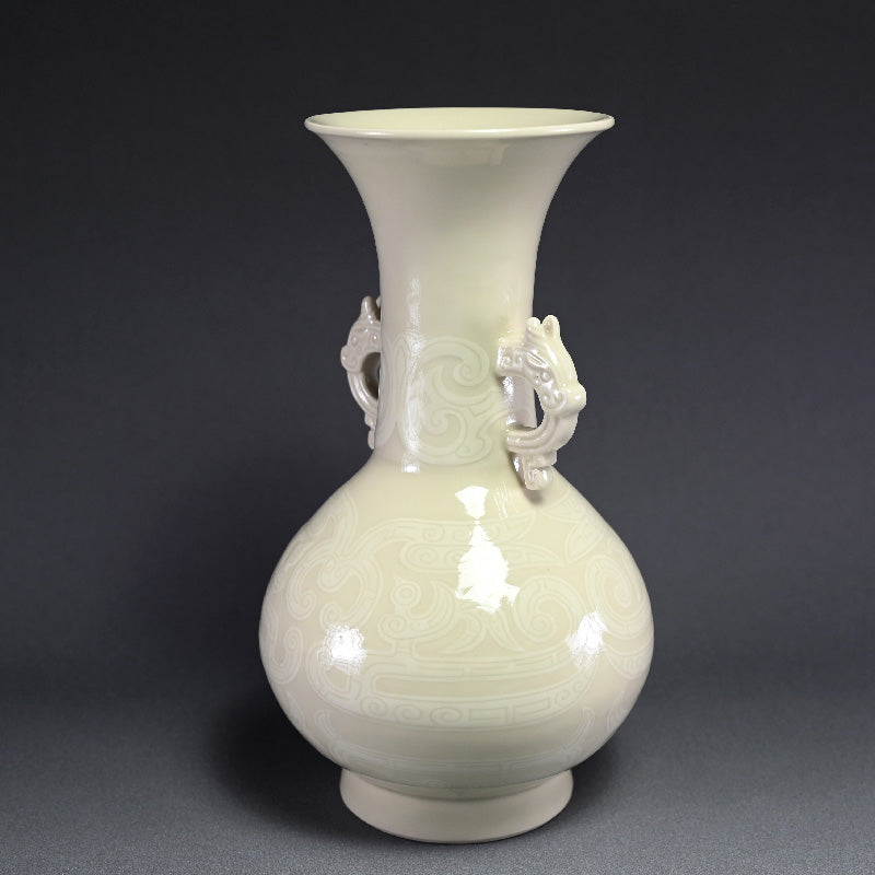 Kato Keizan Ivory Porcelain Vase ー"牙黄磁耳付彫刻花瓶"