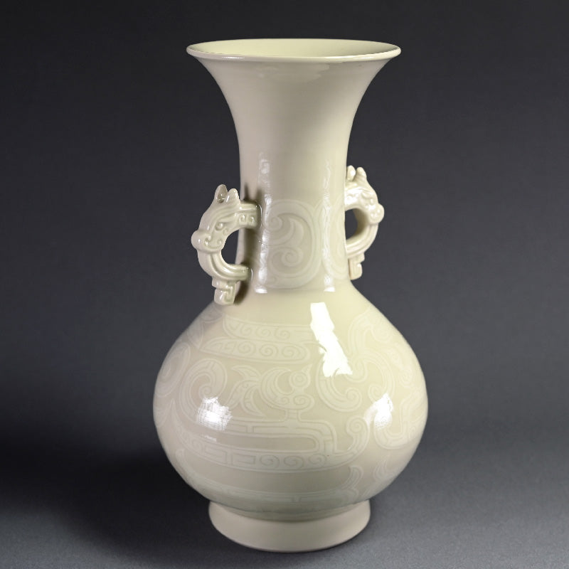 Kato Keizan Ivory Porcelain Vase ー"牙黄磁耳付彫刻花瓶"