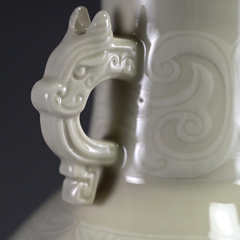 Kato Keizan Ivory Porcelain Vase ー"牙黄磁耳付彫刻花瓶"