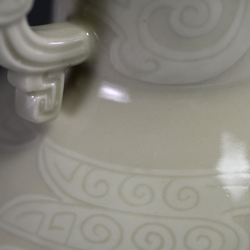 Kato Keizan Ivory Porcelain Vase ー"牙黄磁耳付彫刻花瓶"