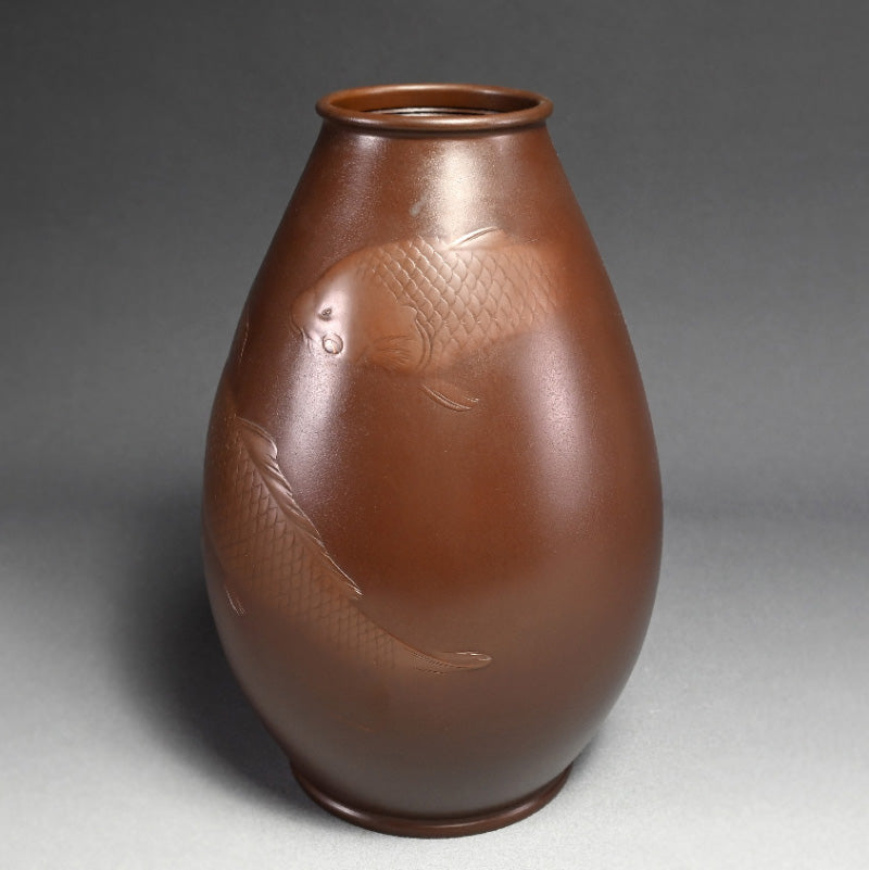 Leisurely Japanese Swimming Koi Vase ー内免勝二, 紫峰 "青銅製花瓶 遊鯉”
