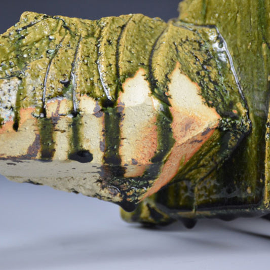 謎の織部壺展示品 ー小割哲也「跡ノ歴」