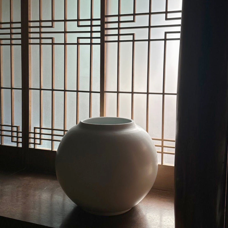 Vase by Sodeisha Star ー山田 光 “白磁 花入”