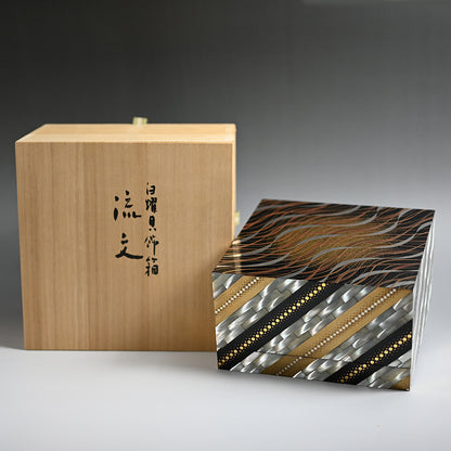Rippling Lacquer Box ー服部 峻昇 “白耀貝飾箱 流文”