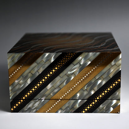 Rippling Lacquer Box ー服部 峻昇 “白耀貝飾箱 流文”
