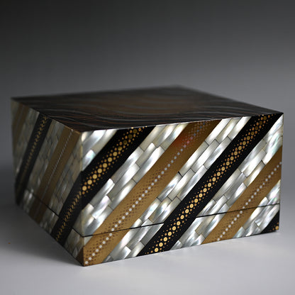 Rippling Lacquer Box ー服部 峻昇 “白耀貝飾箱 流文”