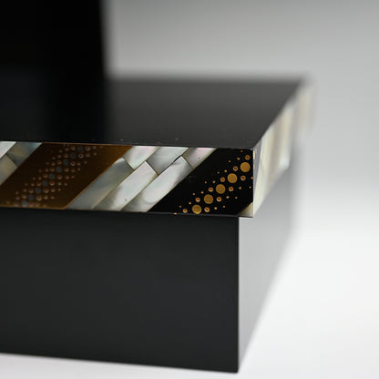 Rippling Lacquer Box ー服部 峻昇 “白耀貝飾箱 流文”