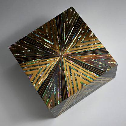 Geometric Contemporary Lacquer Box ー服部 峻昇 “耀貝飾箱 光彩”
