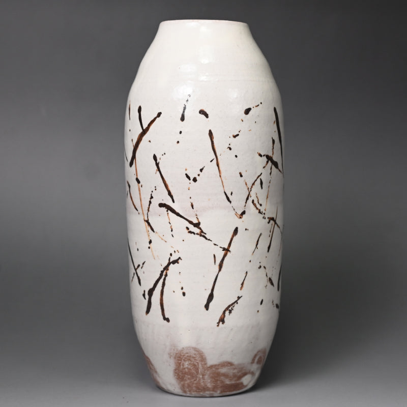 Classic Vase by Sodeisha Member ー山田 光 “白化粧 鉄繪 花入