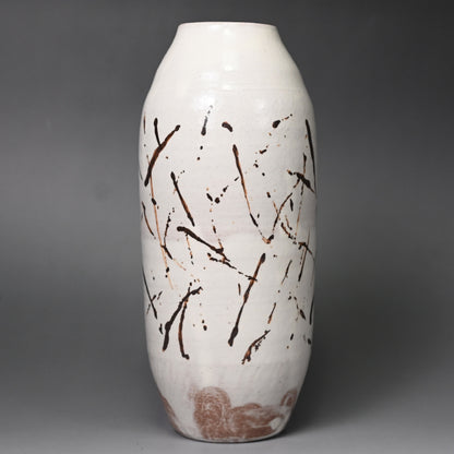 Classic Vase by Sodeisha Member ー山田 光 “白化粧 鉄繪 花入”