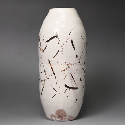 Classic Vase by Sodeisha Member ー山田 光 “白化粧 鉄繪 花入”