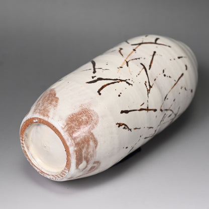 Classic Vase by Sodeisha Member ー山田 光 “白化粧 鉄繪 花入”