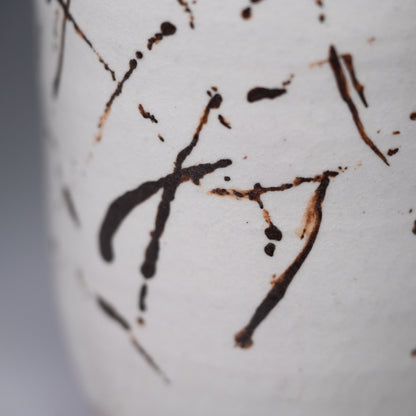 Classic Vase by Sodeisha Member ー山田 光 “白化粧 鉄繪 花入”
