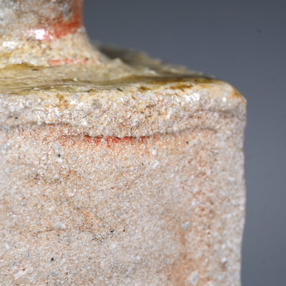 Elegant Shigaraki Vase ー古谷 道生 “信楽焼 花入れ”