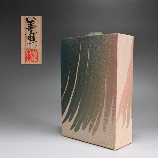 Unobtainable Vase ー宮下善繭 “彩泥風紋青瓶”