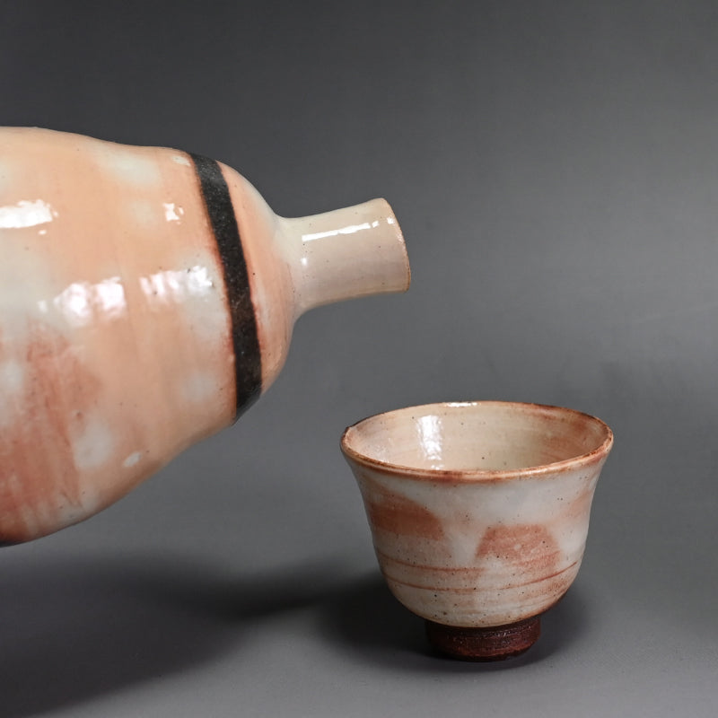 Serene Kohiki Sake Set ー番浦 史郎 “粉引 酒器揃”