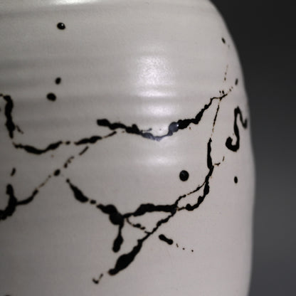 Sodeicha Yamada Hikaru Vase ー山田 光 “白化粧鉄繒 壺”