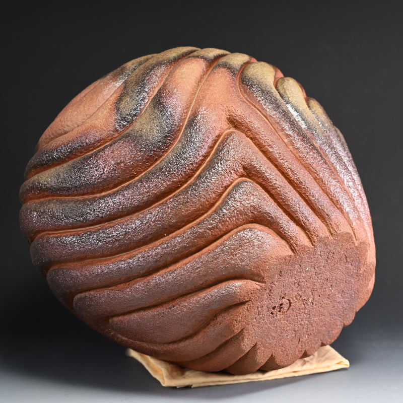 Massive Lobed Bizen Vase ー小西 陶藏 "横放紋花器"