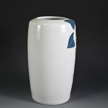 Porcelain Vase, Camellia  ー塚本 司郎 "彩磁椿文花瓶"