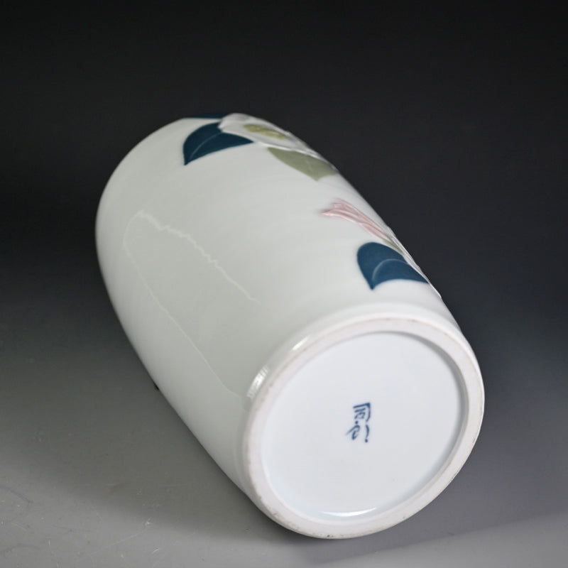 Porcelain Vase, Camellia  ー塚本 司郎 "彩磁椿文花瓶"