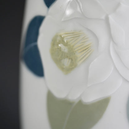 Porcelain Vase, Camellia  ー塚本 司郎 "彩磁椿文花瓶"