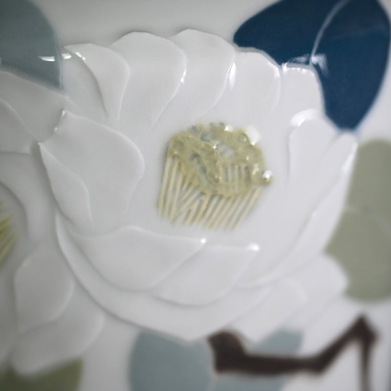Porcelain Vase, Camellia  ー塚本 司郎 "彩磁椿文花瓶"