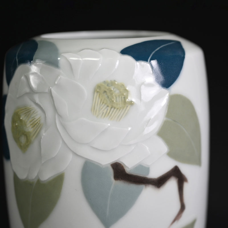 Porcelain Vase, Camellia  ー塚本 司郎 "彩磁椿文花瓶"