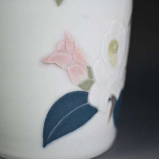 Porcelain Vase, Camellia ー塚本 司郎 "彩磁椿文花瓶"