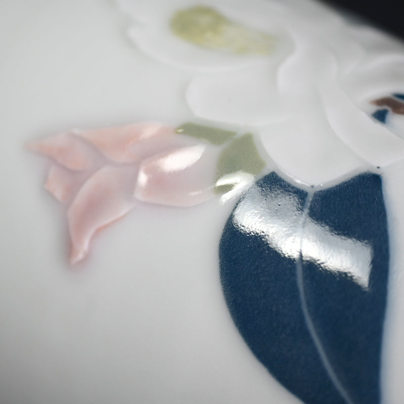 Porcelain Vase, Camellia  ー塚本 司郎 "彩磁椿文花瓶"