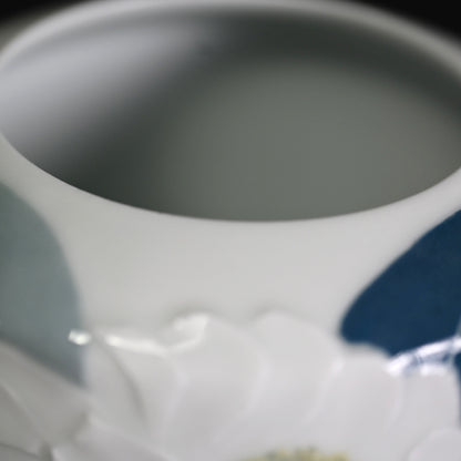 Porcelain Vase, Camellia  ー塚本 司郎 "彩磁椿文花瓶"