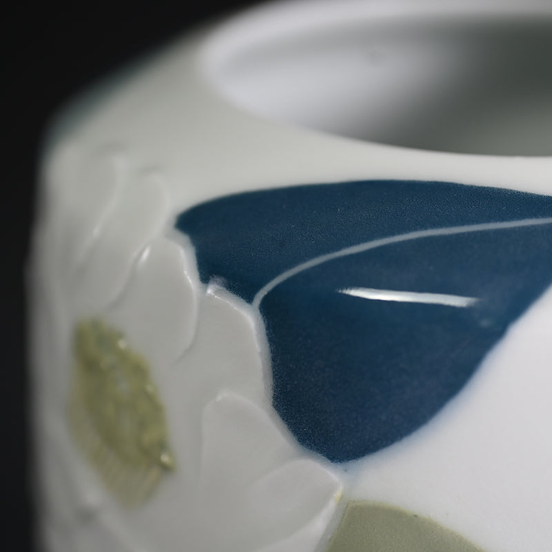 Porcelain Vase, Camellia  ー塚本 司郎 "彩磁椿文花瓶"