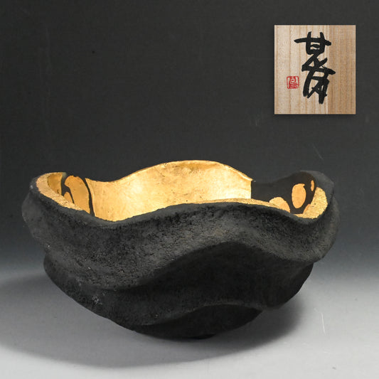 Stellar Black Clay Vessel ー坂田 甚内 “黒陶金箔彩文鉢”