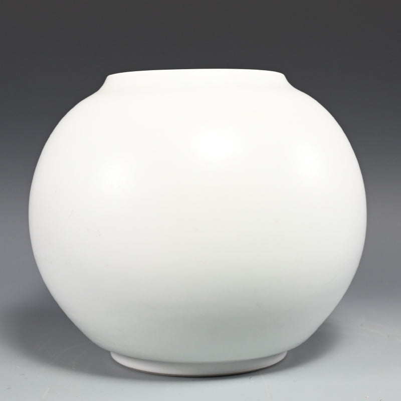 Vase by Sodeisha Star ー山田 光 “白磁 花入”