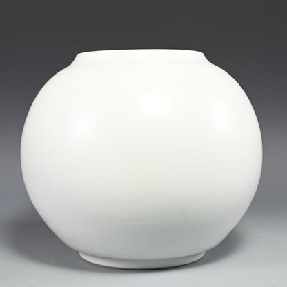 Vase by Sodeisha Star ー山田 光 “白磁 花入”