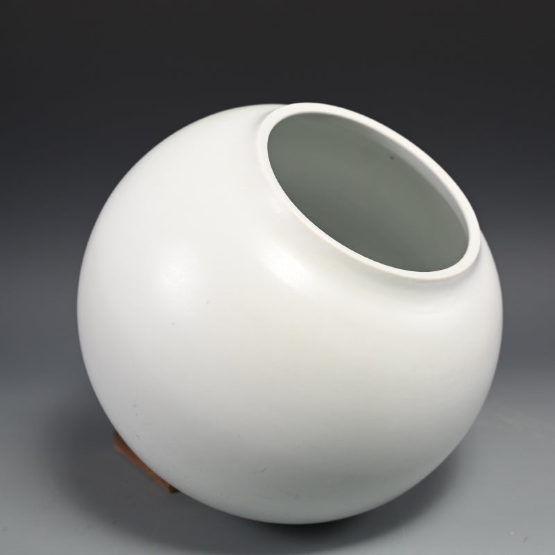 Vase by Sodeisha Star ー山田 光 “白磁 花入”