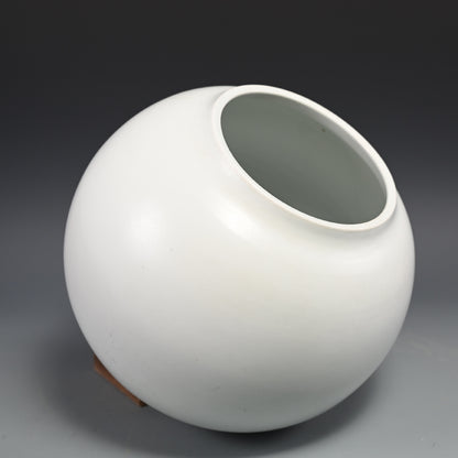 Vase by Sodeisha Star ー山田 光 “白磁 花入”