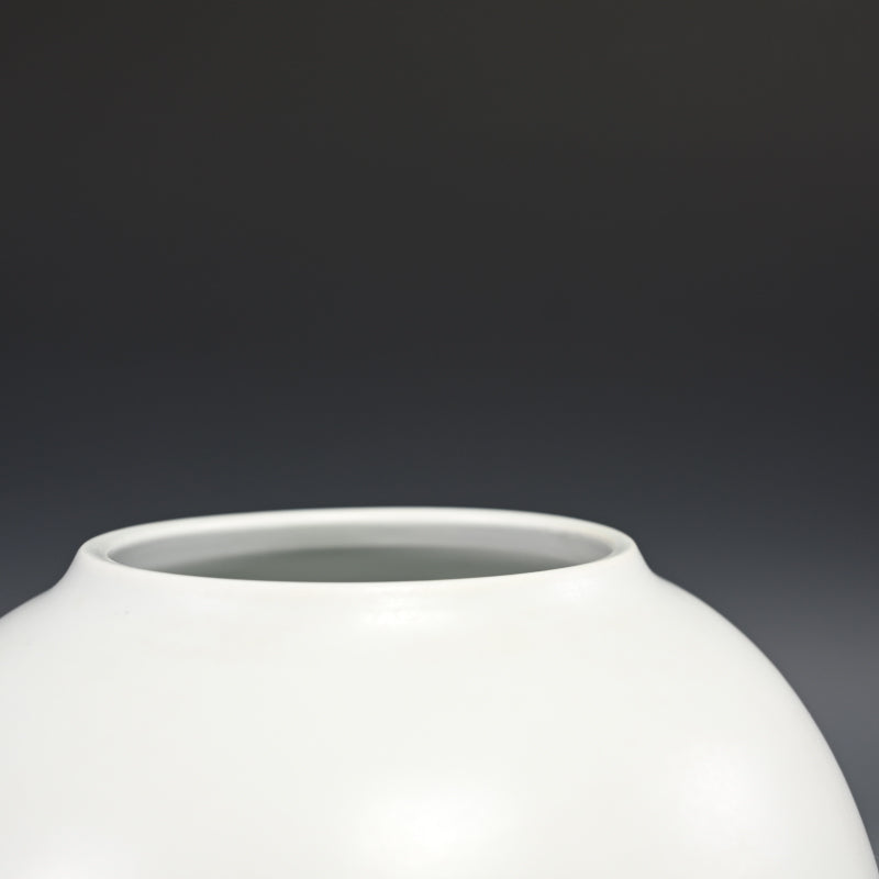 Vase by Sodeisha Star ー山田 光 “白磁 花入”