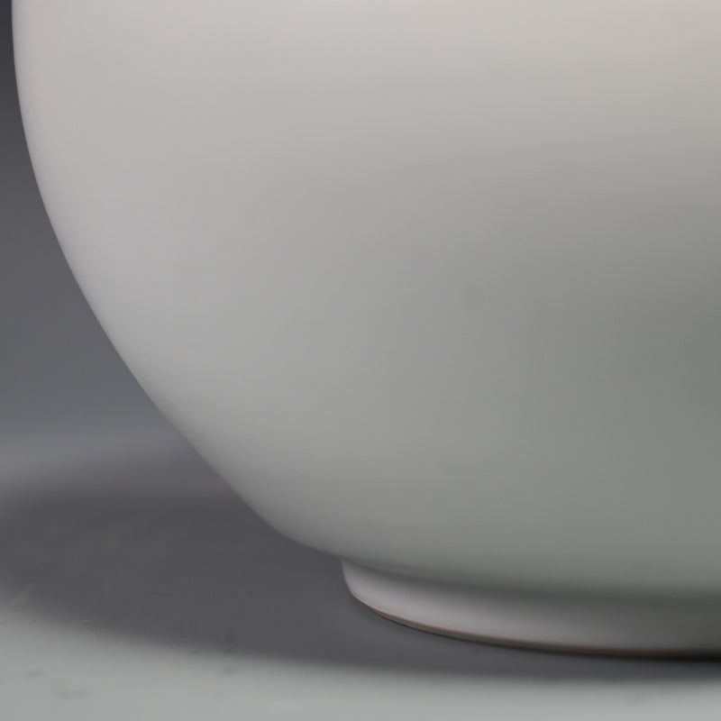 Vase by Sodeisha Star ー山田 光 “白磁 花入”